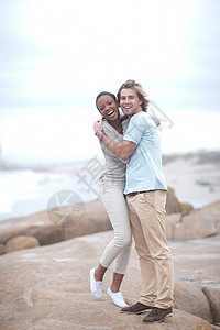 在沙滩上拥抱的情侣图片