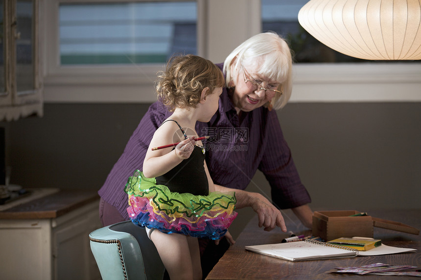 祖母和孙女站在桌子旁画画图片