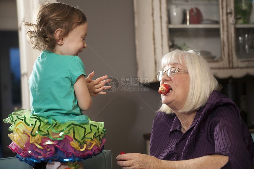 女孩喂祖母吃草莓图片