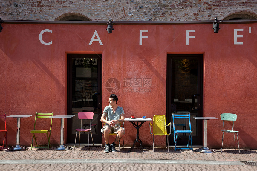 坐在咖啡馆外的男子图片