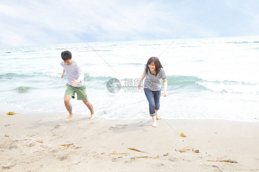 年轻夫妇逃离潮图片