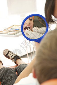 牙科病人用牙线剔牙图片