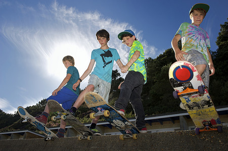 玩滑板的四个男孩图片
