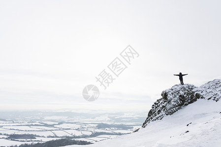 站在雪山上的妇女高清图片