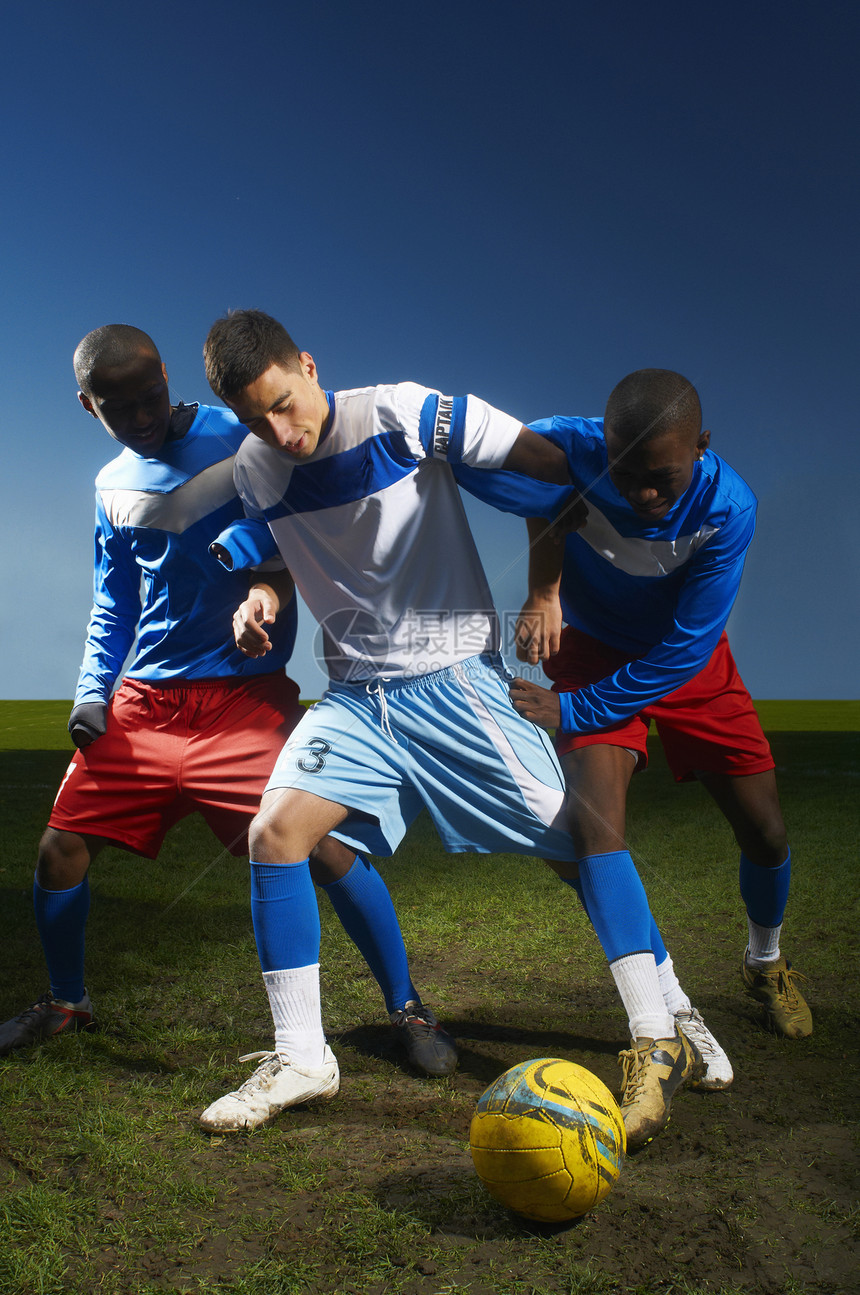 青年运动员足球竞赛图片