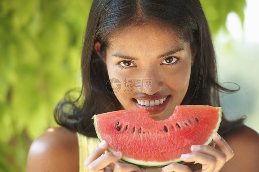 青年女性夏天吃西瓜图片