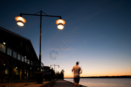 清晨慢跑的男子图片