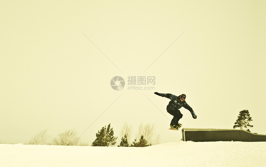 年轻男滑雪者跳了起来图片