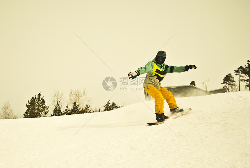 青年男子在滑雪图片