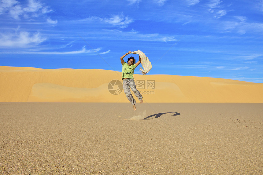 埃及沙漠里跳人图片