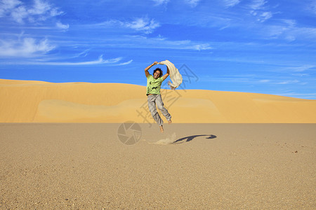 埃及沙漠里跳人图片