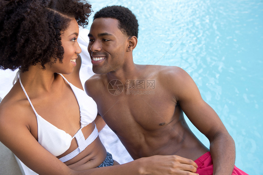 泳池边年轻夫妇图片