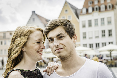 德国巴伐利亚州奥格斯堡市广场的年轻夫妇图片