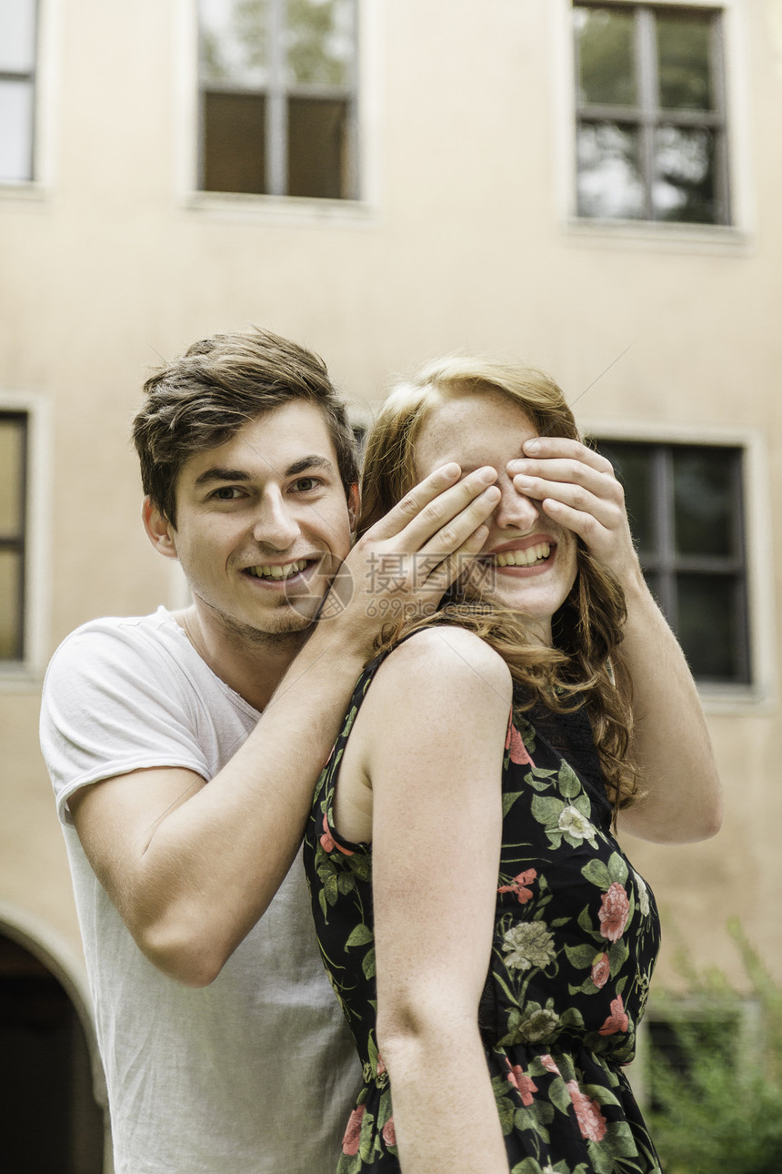 年轻男人遮着女友的双眼图片