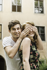 年轻男人遮着女友的双眼图片