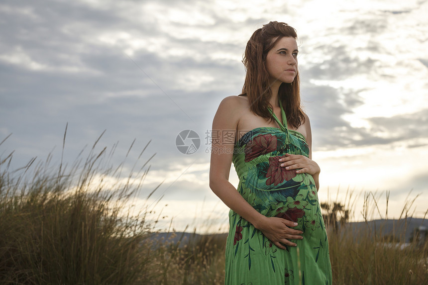 站在田野里的孕妇图片