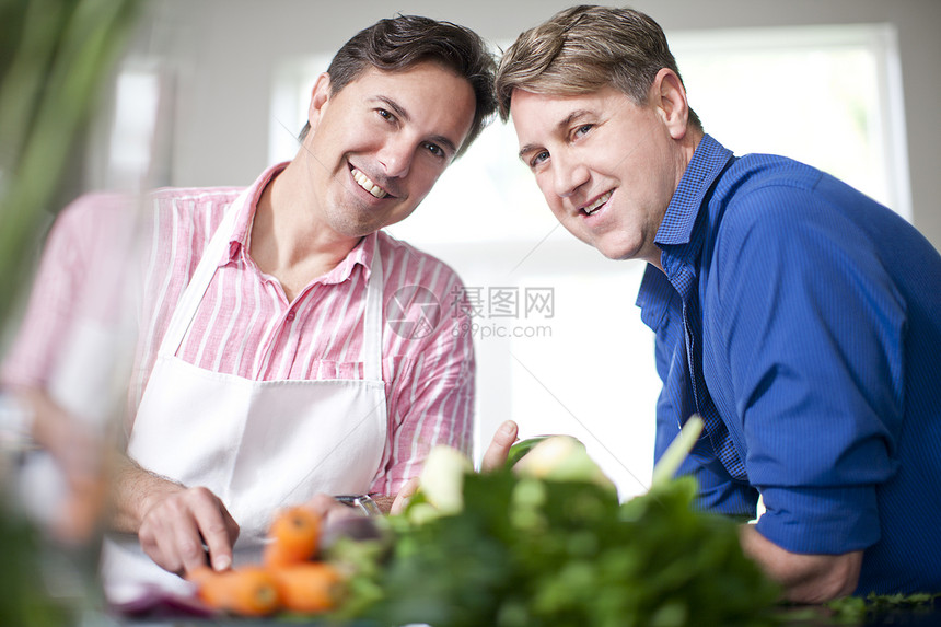 成熟男子准备做饭图片