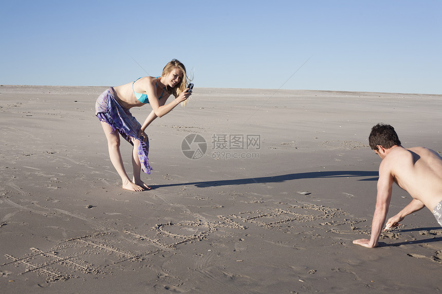 情侣在海边沙滩上写字图片