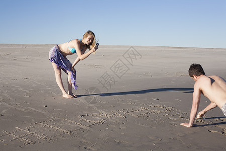 情侣在海边沙滩上写字图片