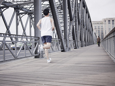 在桥上奔跑的男生图片