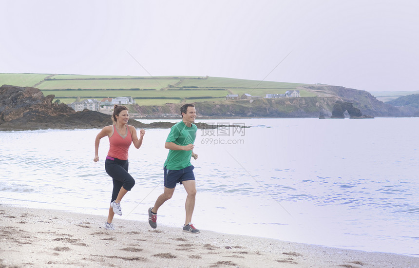 在海滩上奔跑的情侣图片