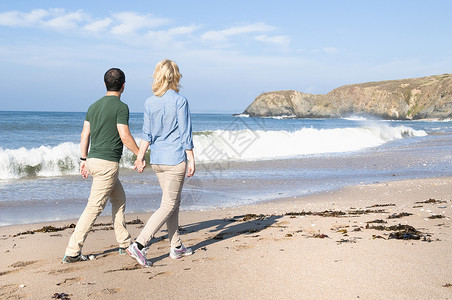 夫妇在海滩上散步高清图片