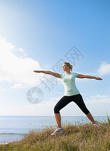 瑟尔斯通女人在海边做伸展运动背景