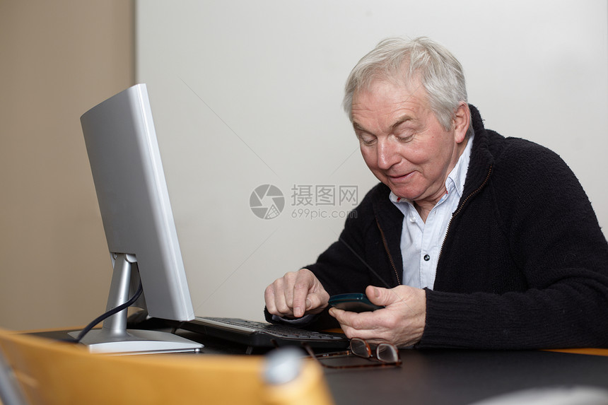 在家用计算机的老年男子图片