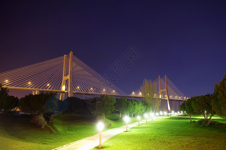 葡萄牙里斯本夜间的桥图片