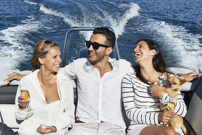 瑞典加夫勒一名年轻男子在船上搂着两个女人图片