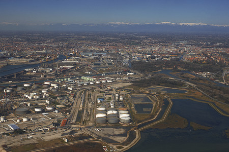 意大利威尼斯工业海滨的空中俯瞰图图片