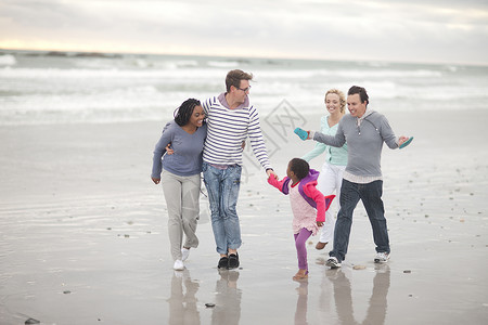 朋友和孩子在海滩散步图片
