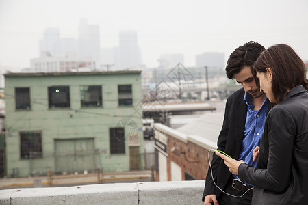 夫妻在城市屋顶上听音乐图片