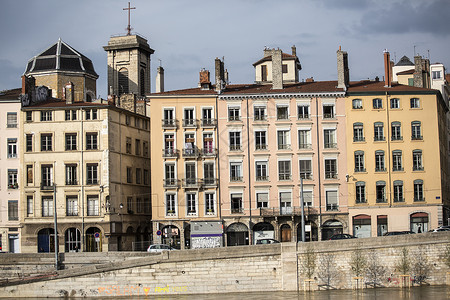 法国里昂河边建筑背景图片