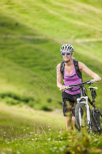 骑山地自行车的青年女性图片