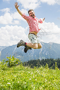 青年男子大自然空中跳跃图片