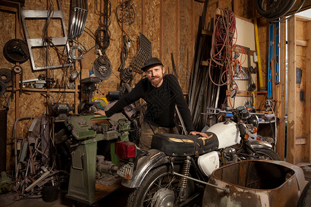 混乱之子摩托车一名金属艺术家和机器制造工场的建筑背景