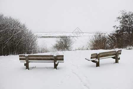 乡村公园长椅上有着大雪图片
