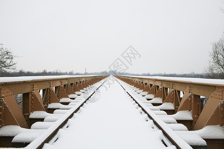 冬季积着雪的铁路和桥梁图片