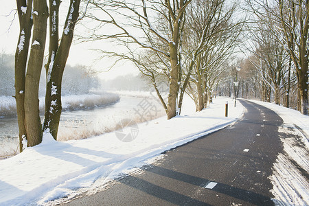 冬季清除积雪的农村道路图片