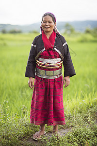 缅甸穿传统服饰的妇女图片