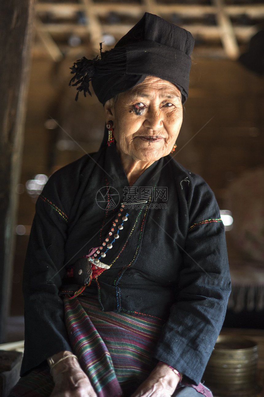 缅甸穿传统服饰的妇女图片