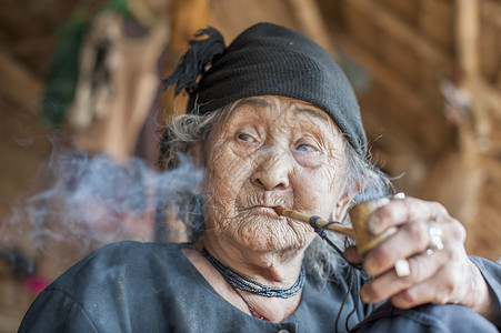缅甸老妇女吸烟图片