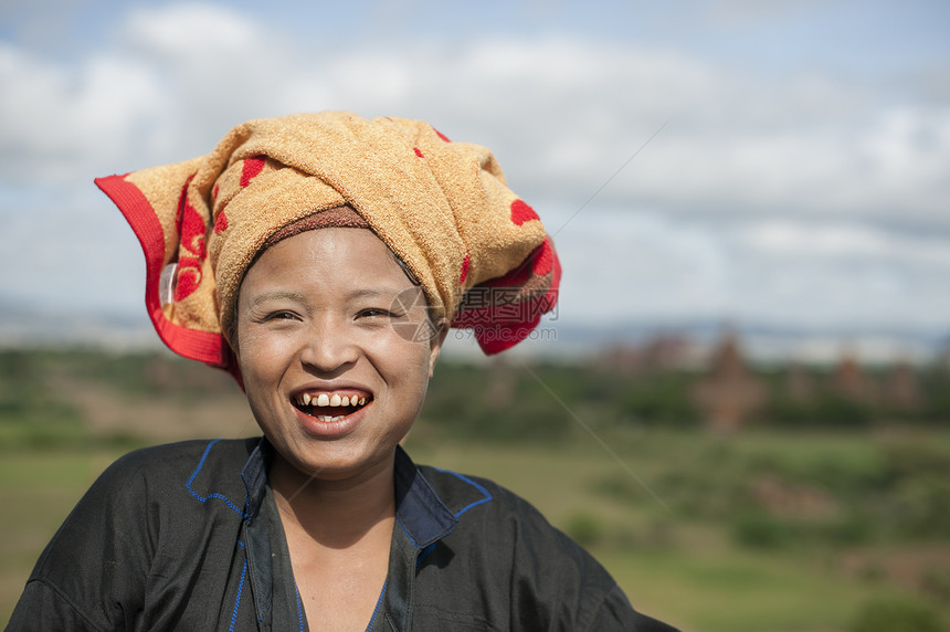 缅甸巴根市戴头巾的中成年妇女图片