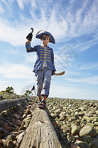 海盗钩在瑞典埃格隆德的海滩上身着盗装扮的男孩背景