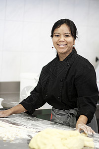 在餐厅厨房工作的妇女图片