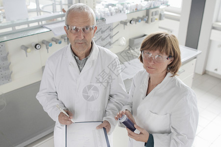 在实验室工作的科学家将蓝色液体装在小瓶中图片