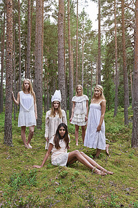 在森林中穿白裙子的少女图片
