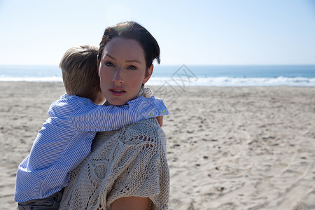 在海滩上母亲抱着儿子图片