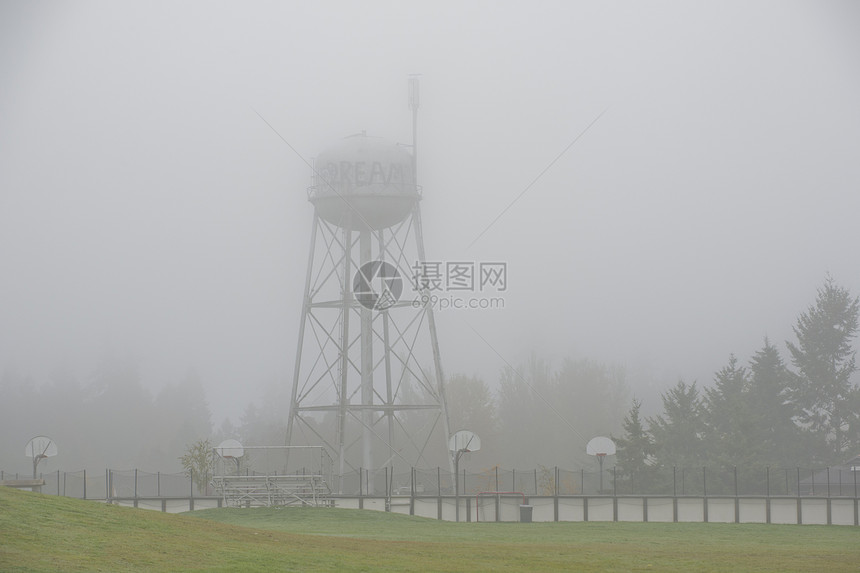 薄雾天的水塔图片